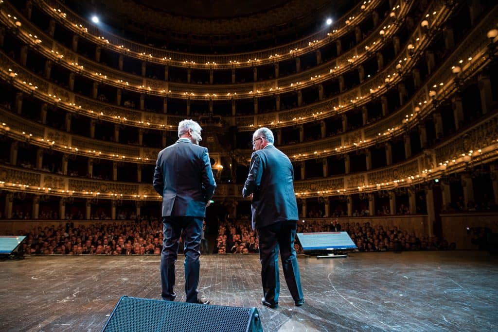 Piero Muscari sul palco con a fianco il Cav. Patrizio Podini.