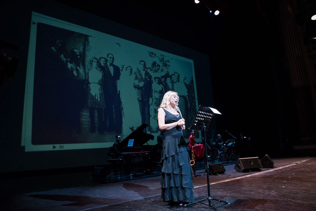 Emanuela Rossi durante il monologo al Teatro San Carlo